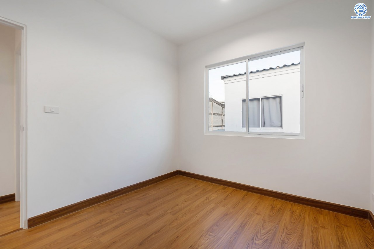 บ้านมือสองตกแต่งใหม่ โครงการ เดอะวิลเลจ แจ้งวัฒนะ-ติวานนท์ หลังมุม เนื้อที่ 55 ตร.ว. ดีไซน์ตอบทุกไลฟ์สไตล์ ฟังก์ชัน 3 ห้องนอน 2 ห้องน้ำ จอดรถได้ 2 คัน Living ชั้นล่างกว้างขวาง สามารถกั้นเป็นห้องเพิ่มได้สบาย ๆ บนทำเลติดถนนใหญ่ เชื่อมต่อทุกเส้นทาง ใกล้รถไฟฟ้าสายสีชมพู "สถานีแจ้งวัฒนะ-ปากเกร็ด28" และจุดขึ้นทางด่วน "ศรีสมาน"